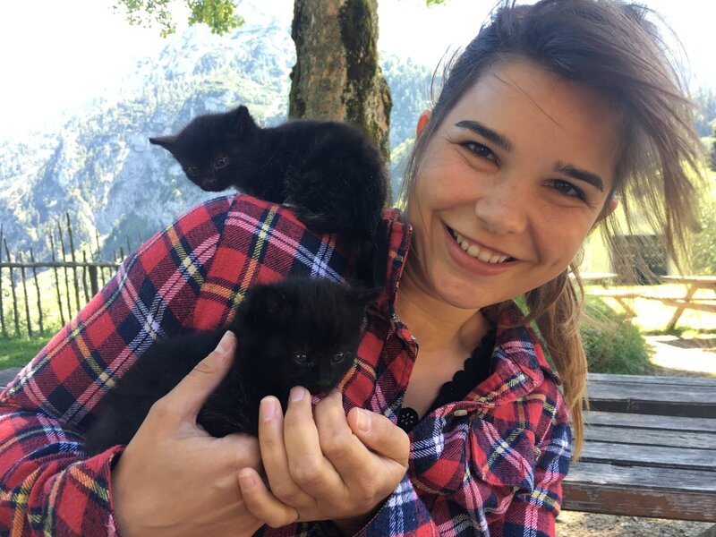 Nachwuchs auf der Alm: Kati hat Anna zwei Kätzchen verschwiegen. Die Freude ist aber jetzt umso größer. – Bild: BR/​TEXT + BILD Medienproduktion GmbH & Co. KG