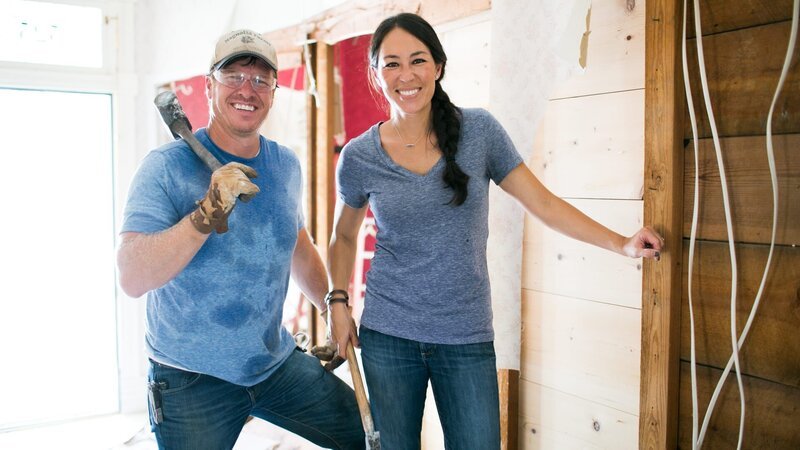 Hosts Chip and Joanna Gaines pose for a portrait while demolishing the entryway of the Bed and Breakfast, as seen on Fixer Upper. – Bild: HGTV/​Scripps Networks, LLC