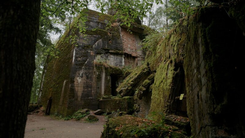 Die Wolfsschanze – Hitlers Führerhauptquartier im ehemaligen Ostpreußen. Ob die massiven Betonruinen in 1000 Jahren noch stehen? – Bild: Banijay Rights Limited/​WeltN24 GmbH