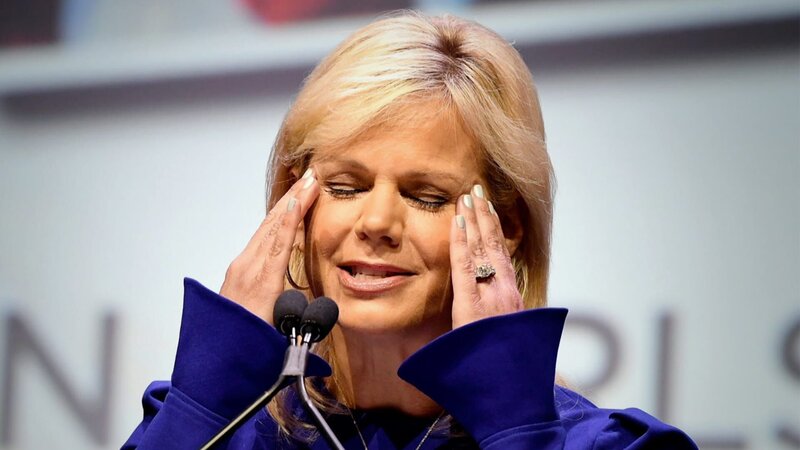 Eine Frau hält ihren Kopf, während sie eine Rede hält – Bild: A+E NETWORKS