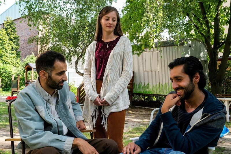 Sabine Schmid (Paula Kroh) verliebt sich in Adil Rahman (Omar Akbar, r.), der mit Mostafa (Hadi Khanjanpour, l.) in einem Asylantenheim lebt. – Bild: ZDF/​Oliver Feist