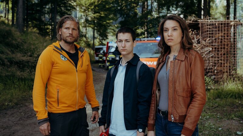 War es Zufall, dass Bastian Kessler (Juri Winkler, M.) als erster am Brandort war? Markus (Sebastian Ströbel, l.) und Alex (Viktoria Ngotsé) haben Zweifel an seiner Aussage. – Bild: ZDF und Sabine Finger Fotografie