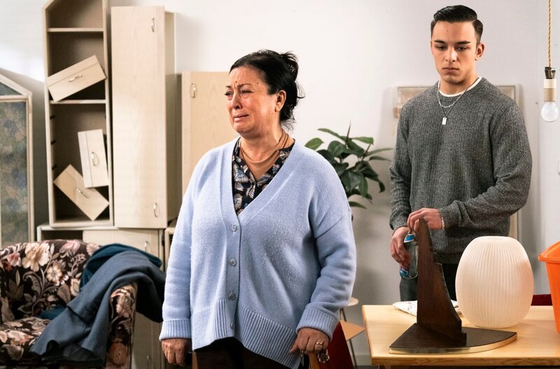Sevim (Özay Aslanhan) setzt es zu, dass Leon (Joel Akgün) so gar nicht in Lansing bleiben will. – Bild: BR/​Lena Semmelroggen
