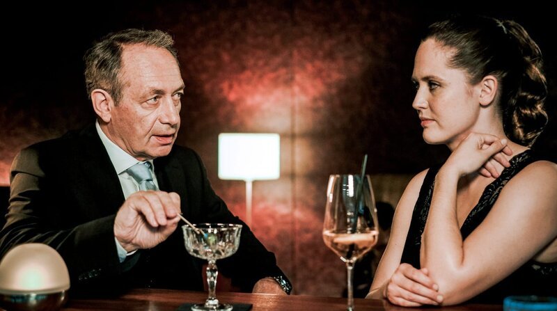 Sybille Wilderin (Emily Cox) und David Weimann (Robert Hunger-Bühler). – Bild: ARD Degeto/​BR/​Cult Film GmbH/​ORF/​Petro Domenigg
