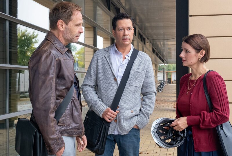 Maria Weber und Kai Hoffmann haben gerade ein Beziehungsprobleme und Kai hat bei seinem Freund Philipp Brentano übernachtet. – Bild: MDR/​Saxonia Media/​Sebastian Kiss