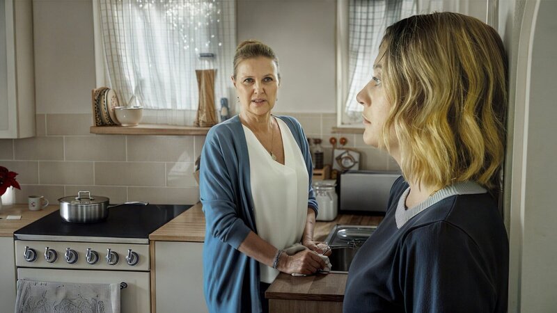 Das Gespräch zwischen Anne Schuchardt (Katharina Böhm, l.) und ihrer Tochter Helen (Hanna Plaß, r.) in Annes Küche kommt nur schleppend in Gang. – Bild: ZDF und Hendrik Heiden Das Gespräch zwischen Anne Schuchardt (Katharina Böhm, l.) und ihrer Tochter Helen (Hanna Plaß, r.) in Annes Küche kommt nur schleppend in Gang. – Bild: ZDF und Hendrik Heiden