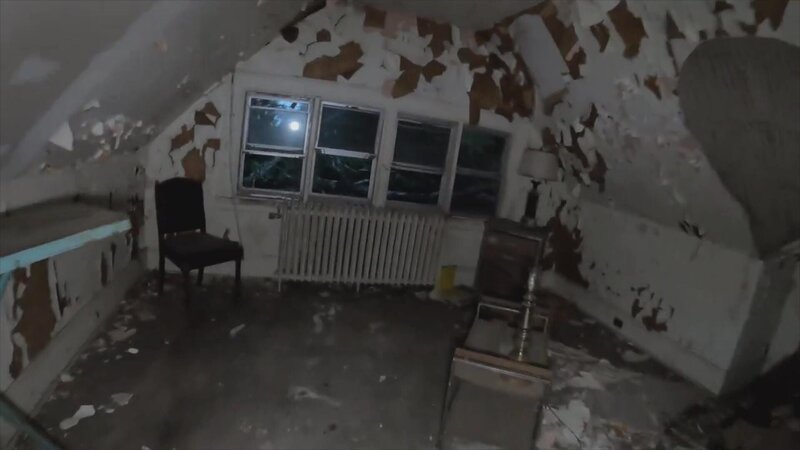 A badly deteriorated room inside of an abandoned mansion and nursing home in upstate New York – Bild: Chris/​3rd Party
