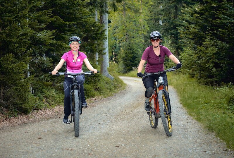 Silvia Schneider und Ines Buchgeher beim Biken. – Bild: ORF/Silvia Schneider GmbH/Christian Vogel Silvia Schneider und Ines Buchgeher beim Biken. – Bild: ORF/Silvia Schneider GmbH/Christian Vogel