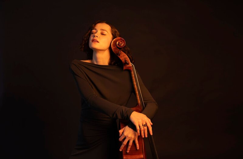 Über mehrere Monate hinweg begleitet das Kamerateam die junge Cellistin Anastasia Kobekina auf ihrem Weg zum internationalen Durchbruch. – Bild: WDR/​Sony Music Entertainment/​Johanna Berghorn