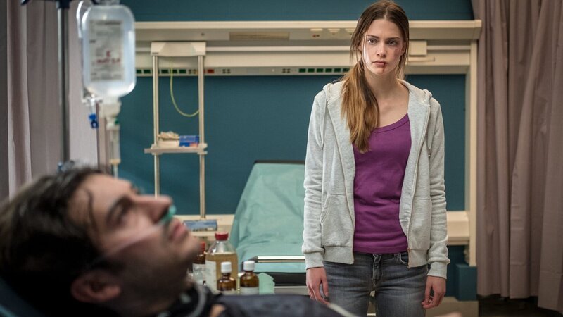 Dr. Eva Grünberg (Laura Berlin, r.) will von ihrem Patienten Jan Brenner (David Brizzi, l.) wissen, warum er sie tätlich angegriffen hat. – Bild: ZDF und ZDF/​Boris Laewen