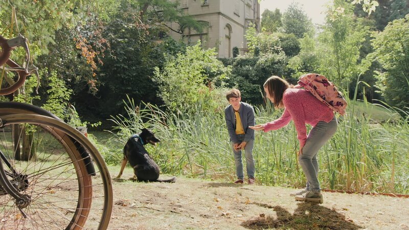 Mattis (Alex James Ellison, M.) hat es geschafft, dass ihm Hund Rabbit (l.) neuerdings vertraut. Nun möchte auch Mia (Margot Nuccetelli, r.) ein Vertrauensverhältnis zu Rabbit aufbauen. Aber der ist erst einmal misstrauisch und abweisend. – Bild: ZDF/​2023 m4e GmbH