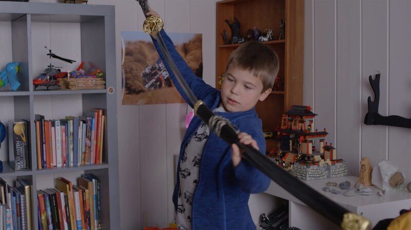 Marlon (Martin Evensen) möchte sein Samuraischwert mit in die Schule nehmen. – Bild: WDR/​NRK Super/​Beta Film GmbH