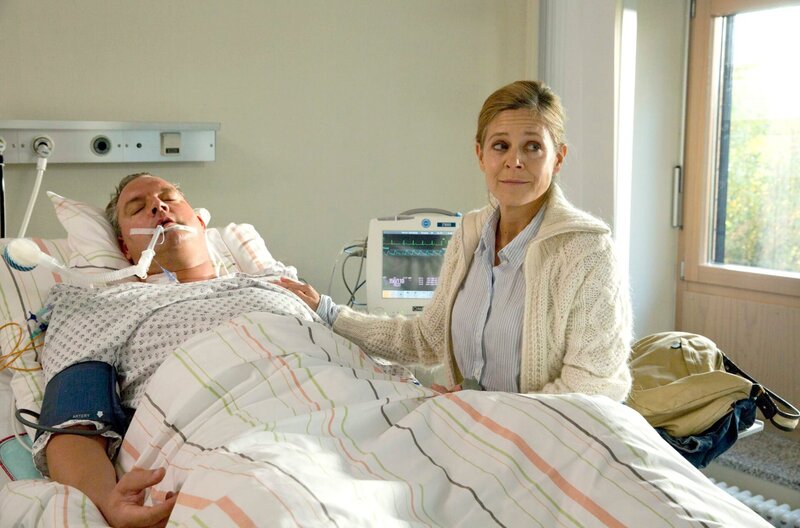 Sabine Hofstädter (Tina Eschmann, r.) sorgt sich um ihren Mann Martin (Christian Kahrmann, l.). – Bild: ARD/​Volker Roloff