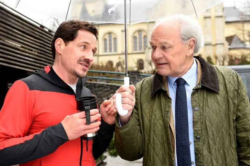 Peter Herbrechter (Michael König, r.) versucht Tobi (Markus Brandl, l.) von seinem Vorhaben zu überzeugen. – Bild: Barbara Bauriedl /​ ZDF
