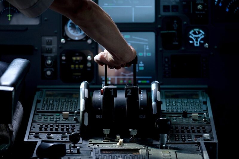 Captain Malcom Waters (played by Peter Deiwick) is in command of Cathay Pacific Flight 780 as it approaches Hong Kong with malfunctioning engines. – Bild: PLURIMEDIA (Cineflix /​ Darren Goldstein)