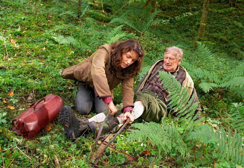 Johanna (Christine Neubauer) befreit den Hofrat Fritz (Siegfried Rauch) aus einer Wildfalle. – Bild: HR/​Degeto/​Toni Muhr