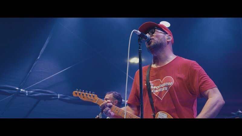 Die Band Feine Sahne Fischfilet veranstaltet in Mecklenburg Vorpommern das Open Air Festival „Wasted in Jarmen“ bei dem 2024 die Beatsteaks einer der Headliner waren. – Bild: ZDF und WDR/Ingo Schmoll Die Band Feine Sahne Fischfilet veranstaltet in Mecklenburg Vorpommern das Open Air Festival „Wasted in Jarmen“ bei dem 2024 die Beatsteaks einer der Headliner waren. – Bild: ZDF und WDR/Ingo Schmoll