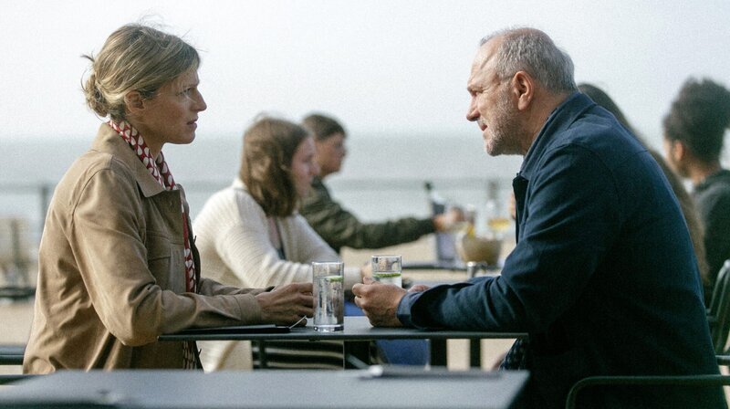 Eine besondere Freundschaft: Sophie Cross (Alexia Barlier) und Alain (Aurélien Recoing) kennen sich aus der Selbsthilfegruppe. – Foto Episode 2 „Auf Leben und Tod“ – – Bild: ARD Degeto/​ndF international Productions/​Les Gens/​Gardner & Domm/​France TV/​Jo Voets