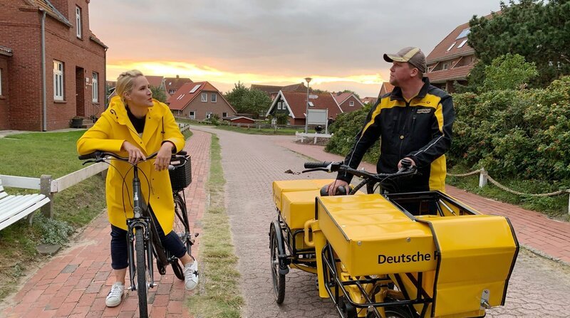 Judith Rakers unterwegs mit der Post auf Baltrum. – Bild: ZDF und NDR/​Doclights GmbH/​Carina Schneider & Jana von Rautenberg