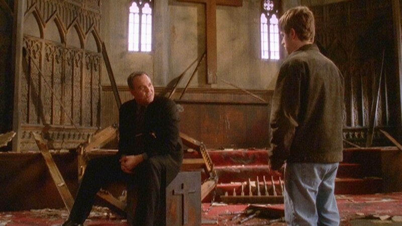 Detective Goren (Vincent D’Onofrio, l.) ruft Glynn (Adam Scarimbolo) an den Ort des Geschehens. Hat der 20-Jährige eine Kirche angezündet? – Bild: RTL