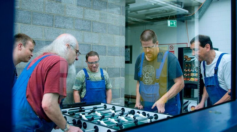 Der soziale Zusammenhalt ist unter den Beschäftigten der Werkstatt für Menschen mit Behinderung groß. – Bild: HR/rbb/DOCDAYS/Knut Schmitz Der soziale Zusammenhalt ist unter den Beschäftigten der Werkstatt für Menschen mit Behinderung groß. – Bild: HR/rbb/DOCDAYS/Knut Schmitz