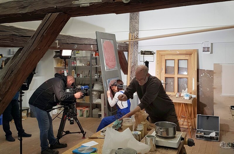Dreharbeiten in der Restaurierungswerkstatt des Deutschen Fachwerkzentrums Quedlinburg. – Bild: MDR/​Steffen Lipsch