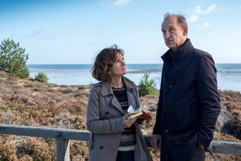 Carl Sievers (Peter Heinrich Brix, r.) glaubt während der Untersuchungen zum Mordfall an Madeleine Elster immer wieder, Gespenster zu sehen. Er vertraut sich seiner ehemaligen Therapeutin Tabea Krawinkel (Victoria Trauttmansdorff, l.) an. Mit ihrem Rat bringt sie ihn auf die richtige Spur. – Bild: ZDF Enterprises GmbH