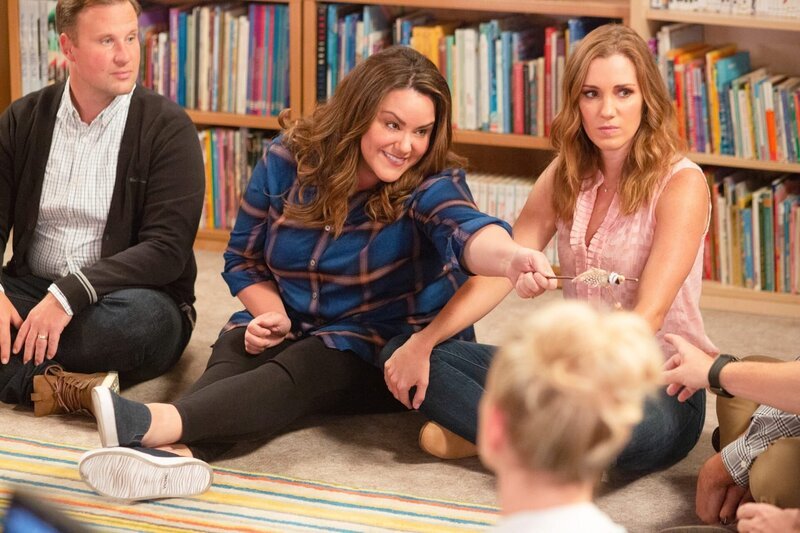 Katy Mixon (Katie Otto), Carly Craig (Tara). – Bild: ORF/​Disney/​ABC/​Michael Ansell
