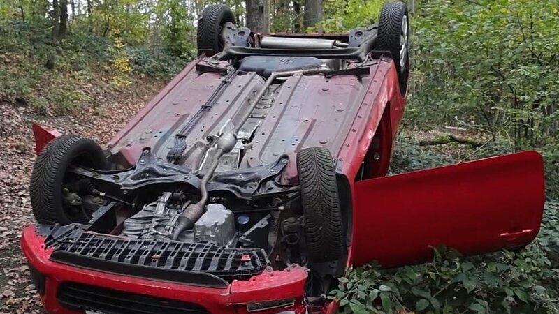 Umgestürztes Auto nach einem Unfall. – Bild: Warner Bros. Discovery