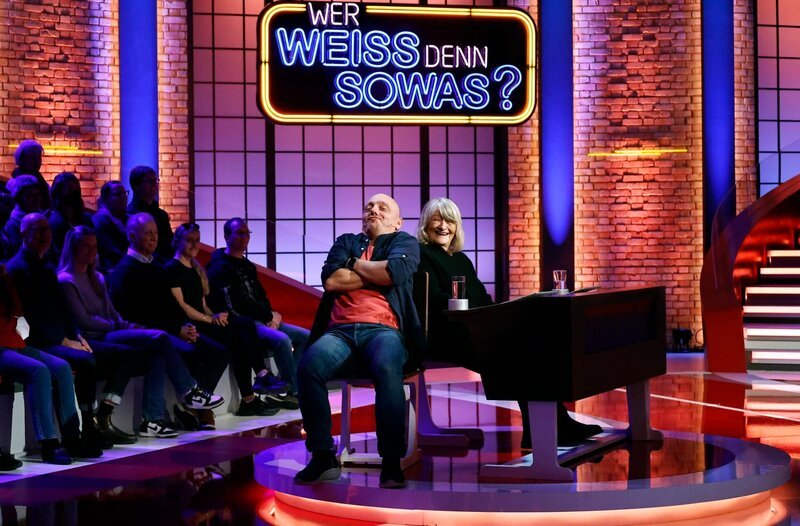 Rateteam-Kapitäne Bernhard Hoëcker (l.) mit der Journalistin und Publizistin Alice Schwarzer (r.). – Bild: ARD/​Morris Mac Matzen
