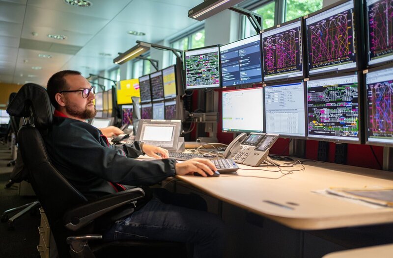 In der Betriebszentrale Hannover wird der gesamte Bahnverkehr für Niedersachsen koordiniert. – Bild: NDR/​ Eduard Heizmann
