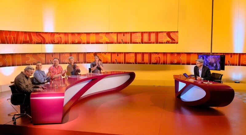 Andreas Vitasek, Katharina Straßer, Thomas Stipsits, Florian Scheuba, Viktor Gernot, Oliver Baier. – Bild: ORF/​Günther Pichlkostner