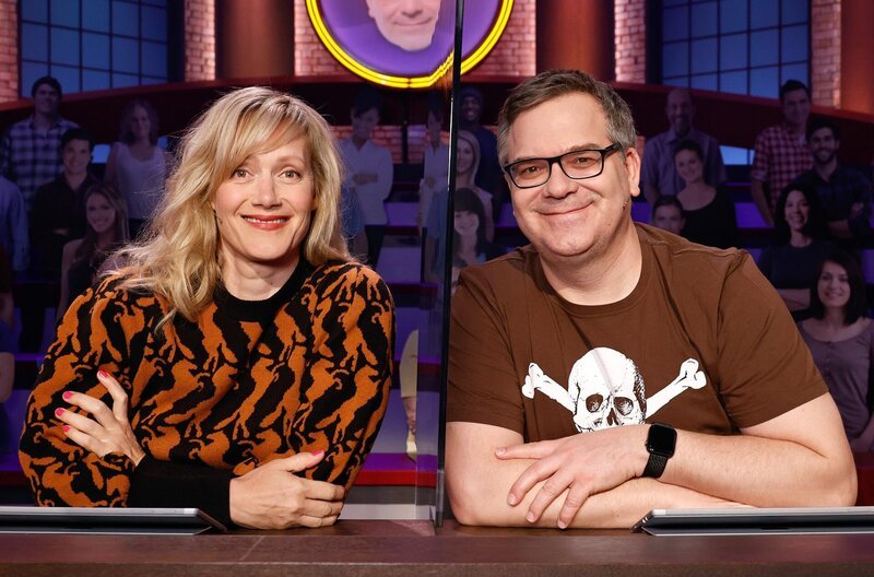 Rateteam-Kapitän Elton (r.) und die Schauspielerin Anna Schudt (l.) bilden ein Rateteam. – Bild: ARD/​Morris Mac Matzen