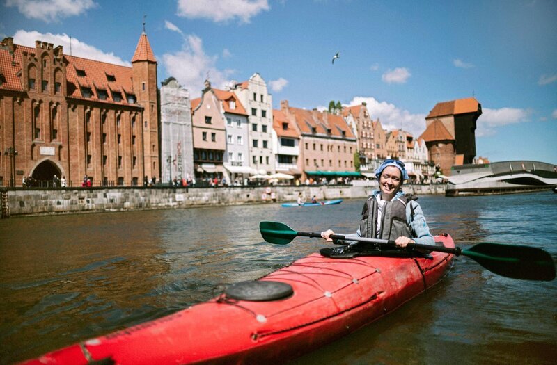 Julia Finkernagel in Danzig – Bild: MDR/​HR/​Christian Cyfus