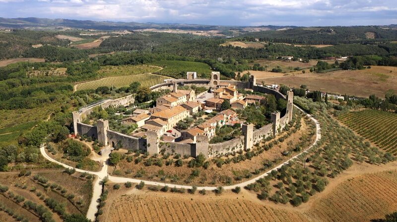 Schon den Pilgern im Mittelalter waren Orte wie Monteriggioni willkommene Stationen auf ihrem Weg von Canterbury nach Rom. Für die Pilger von heute kommt das Erkunden dieser Städte entlang der Via Francigena einer Zeitreise gleich. – Bild: ZDF und SWR