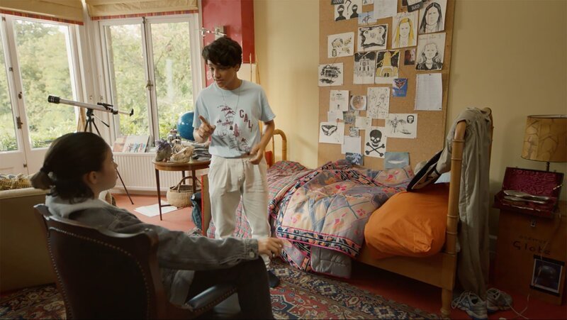 Hunter (Gina Spadaro, li.) und Joaquim (Yassin van Veenendaal) überlegen, was hinter den seltsamen Vorgängen in Gooidorp stecken könnte. – Bild: WDR/​The Storytellers Film & TV/​Thomas Leermakers