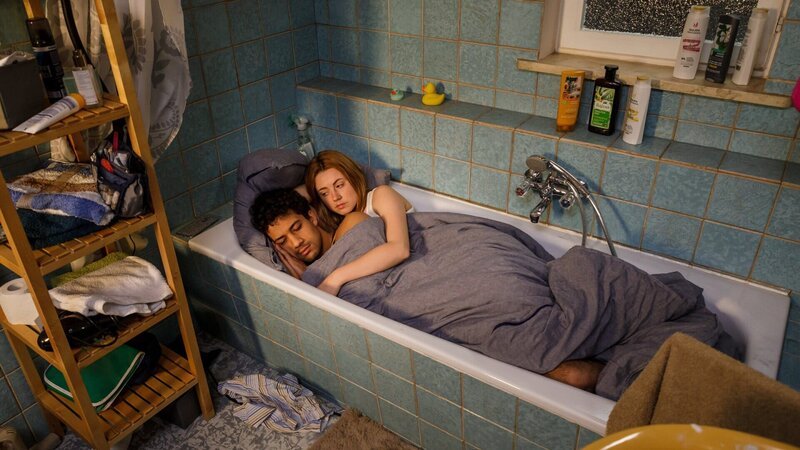 Caro (Meriel Hinsching) legt sich zu Yannik (Rojan Juan Barani) in die Badewanne, nachdem Sven und Svenja sich es in ihrem Bett gemütlich gemacht haben. – Bild: ZDF und Florian Trettenbach