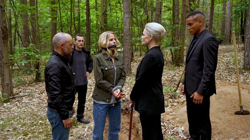 Mafiastatthalterin Santoro (Susanna Simon, Mitte re.) will sich an Sofia (Sinja Dieks, Mitte li.) rächen. – Bild: ARD Degeto/​BR/​Hans-Joachim Pfeiffer