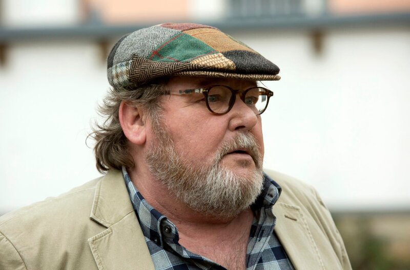 Bernd (Walter Plathe) erfährt, dass Piwi und Anke heimlich heiraten wollen. – Bild: ARD/​Volker Roloff