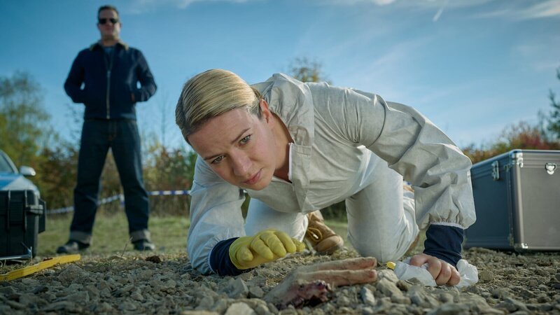 Theresa Wolff (Nina Gummich) untersucht, begleitet von Bruno Lewandowski (Aurel Manthei), eine teilweise freigelegte Leiche an deren Fundort. – Bild: ZDF und Felix Abraham