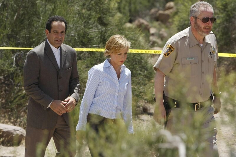 Monk (Tony Shalhoub, li.) und Natalie (Traylor Howard) wurden von dem Sheriff (Daniel Stern) des Ortes, in dem Monk ein Ufo gesehen haben will, um Mithilfe in einem Mordfall gebeten. Doch dabei geraten sie allesamt in tödliche Gefahr … +++ – Bild: RTL /​ Universal /​ Mr. Monk kann kein Mensch sein