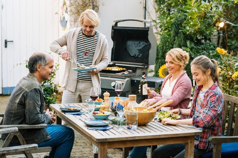 V.l.: Tilo Neumann (Christoph Maria Herbst), Swen König (Mirco Kreibich), Jana Neumann (Christina Große) und Alice Neumann (Hannah Schiller) – Bild: RTL /​ Martin Rottenkolber