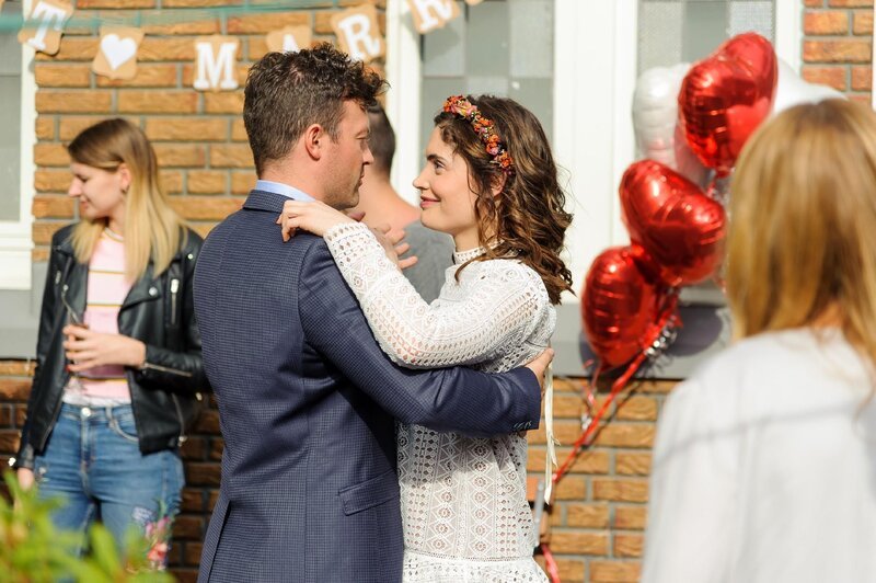 Ekaterina (Roni Zorina) und Ben (Jörg Rhode) sind gerührt von der Überraschungsparty der Freunde. – Bild: RTL Deutschland