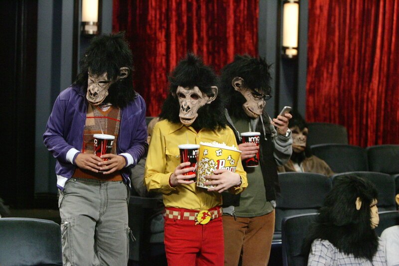 Leonard (Johnny Galecki, r.), Rajesh (Kunal Nayyar, l.) und Howard (Simon Helberg, M.) wissen, dass der kranke Sheldon unerträglich ist und beschließen zunächst mal undercover an einem über Zehnstündigem Filmmarathon teilzunehmen … – Bild: © Warner Bros. Television