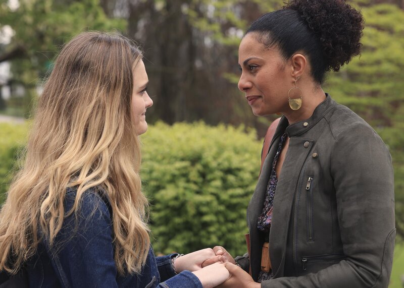 Sophie Dixon (Lizzy Greene, l.); Regina Howard (Christina Moses, r.) – Bild: American Broadcasting Companies, Inc.