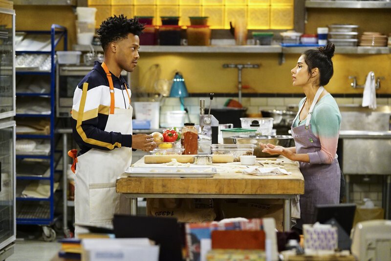 Franco (Jermaine Fowler, l.); Sofia (Diane Guerrero, r.) – Bild: CBS Broadcasting, Inc. /​ Sonja Flemming