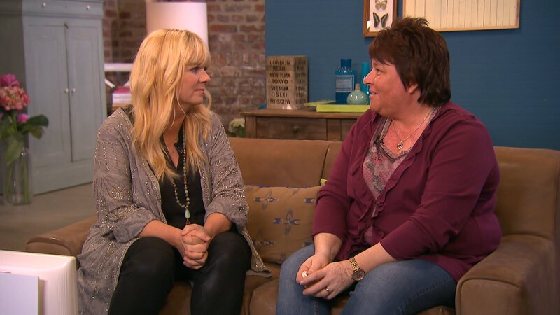 Jeanette (r.) braucht die Hilfe von Julia Leischik (l.). Sie ist auf der Suche nach ihrem leiblichen Vater. Doch kann Julia die beiden zusammenbringen? – Bild: © SAT.1