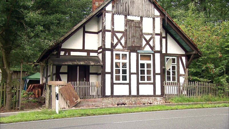 Dieses alte Fachwerk-Haus haben sich Gabi und Jörg für gerade mal 8.000 Euro gekauft – Bild: RTL II