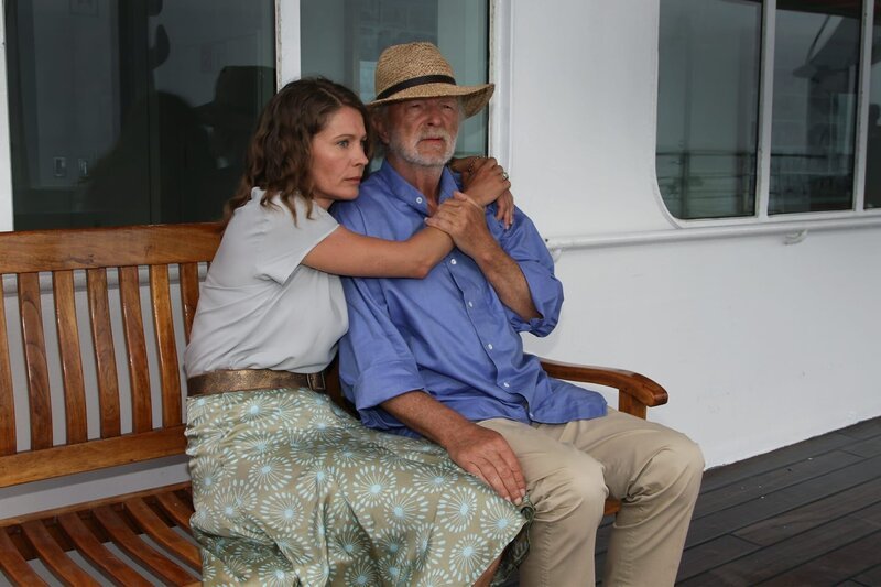 Evelyn (Jeannette Arndt) macht sich Sorgen um ihren erkrankten Vater (Michael Gwisdek). – Bild: Romance TV (DE) /​ Dirk Bartling