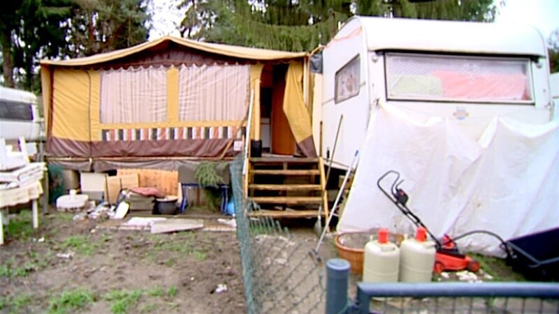 Beatrix hat sich entschieden ihrem bürgerlichen Leben den Rücken zu kehren und ist auf einen Campingplatz gezogen. Doch so ein Leben in einem Wohnwagen bringt einige Einschränkungen mit sich … – Bild: RTL II